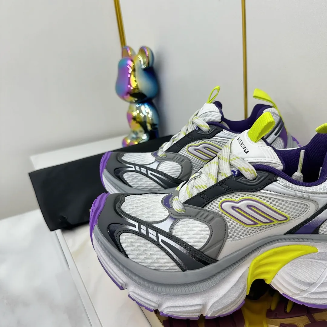 👟👟Ex-factory price 680👟👟 Balenciaga Balenciaga CARGO 6XL Sneakers Round-toe lace-up Low-cut lifestyle mesh lace-up Low-cut catwalk retro Balenciaga is always at the forefront of fashion. This model has huge size and eye-catching design. It is in line with the current "" trend. It uses an all-black color scheme to create a low-key yet gorgeous effect. The 6XL size makes it a conspicuous presence in the market. Suitable for people who pursue individuality. The products released this time once again reflect their innovation capabilities. They are made of microfiber and mesh. Its avant-garde design, exaggerated volume and reflective details give it a special silhouette. It is made of mesh material, which brings good foot feel, comfortable and breathable. The appearance still adopts the classic shape. The shoe body is fashionable and easy to wear. Item No.: 815859 W2MV2 1012 Size: 35-46